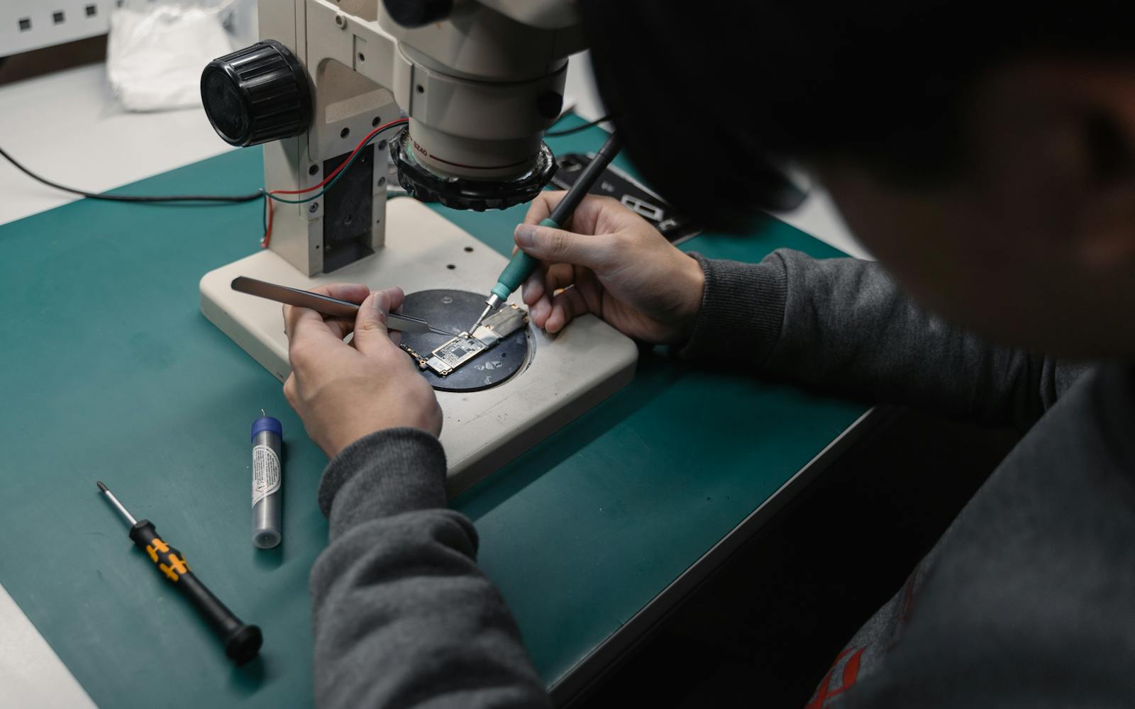 Mikropájkovanie poškodenej vetvy na iPhone doske