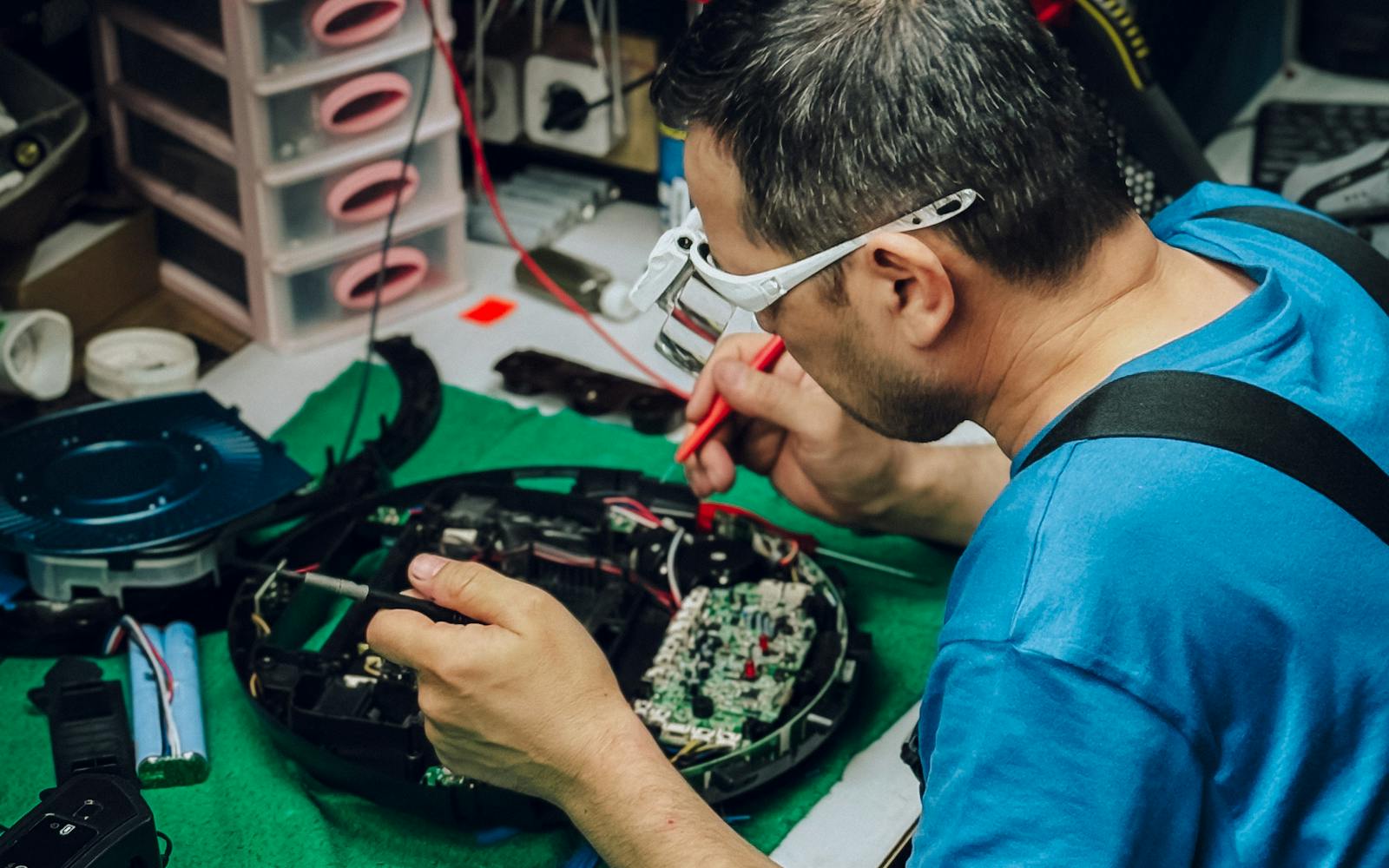 Rozobratý MacBook počas kontroly pántov a flexov